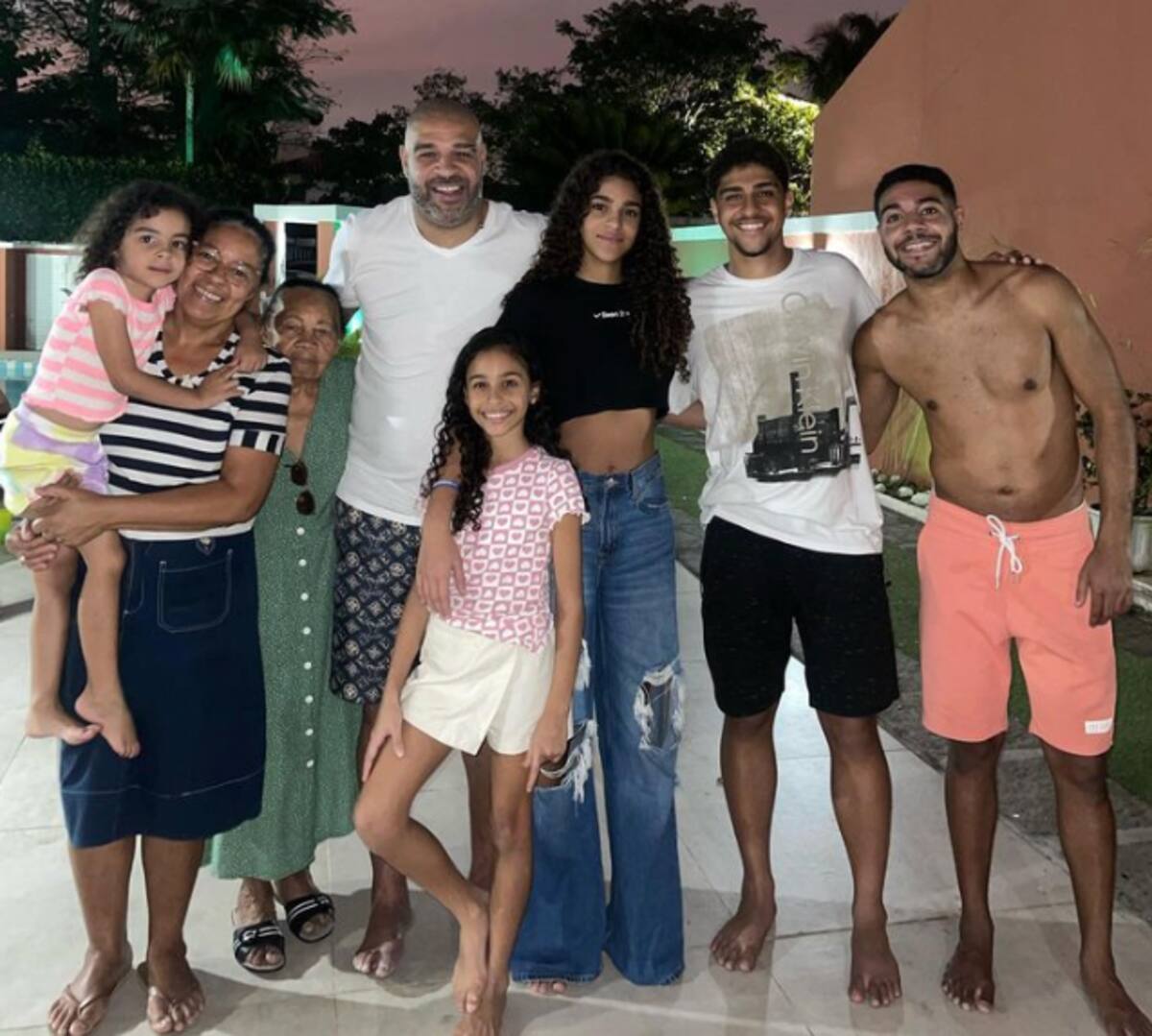 Adriano junto a su familia en Brasil