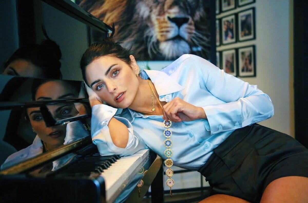 Aislinn Derbez combina ropa de segunda mano con piezas de alta costura en evento de Dior