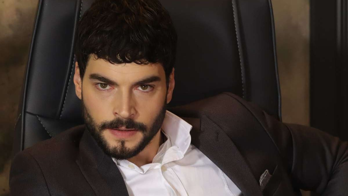 Akin Akinözü, el protagonista de “Hercai”, hará nueva serie y las redes lo celebran