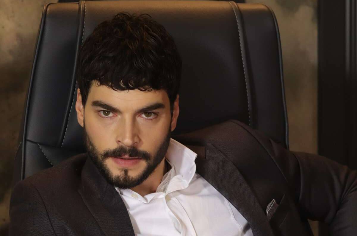 Akin Akinözü, el protagonista de “Hercai”, hará nueva serie y las redes lo celebran