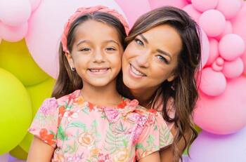 Adamari Lopez celebra el Yellow Day, el día más feliz del año, con divertido baile junto a Alaïa