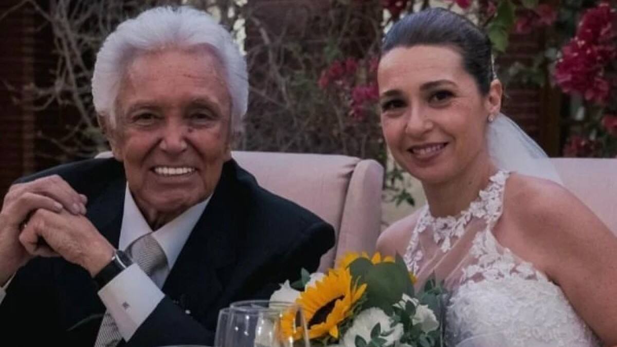 Alberto Vázquez presume su felicidad y comparte imágenes de su boda religiosa, a poco más de un año del enlace