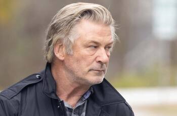Tres miembros de "Rust" demandan nuevamente a Alec Baldwin luego de ser declarado inocente