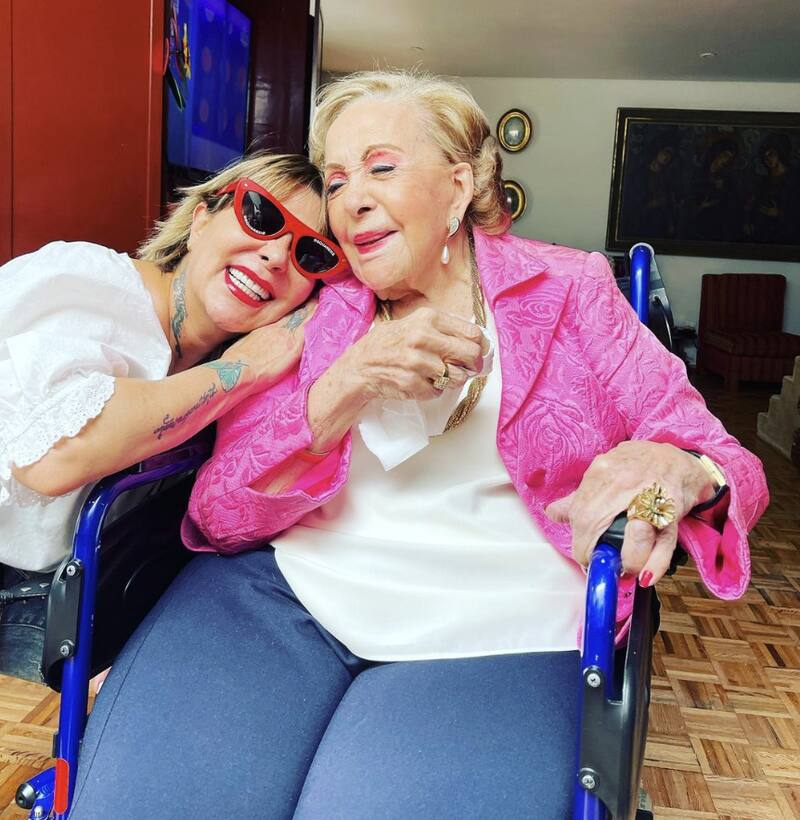 Alejandra Guzmán y Silvia Pinal posan juntas desde la alberca - Créditos: Instagram