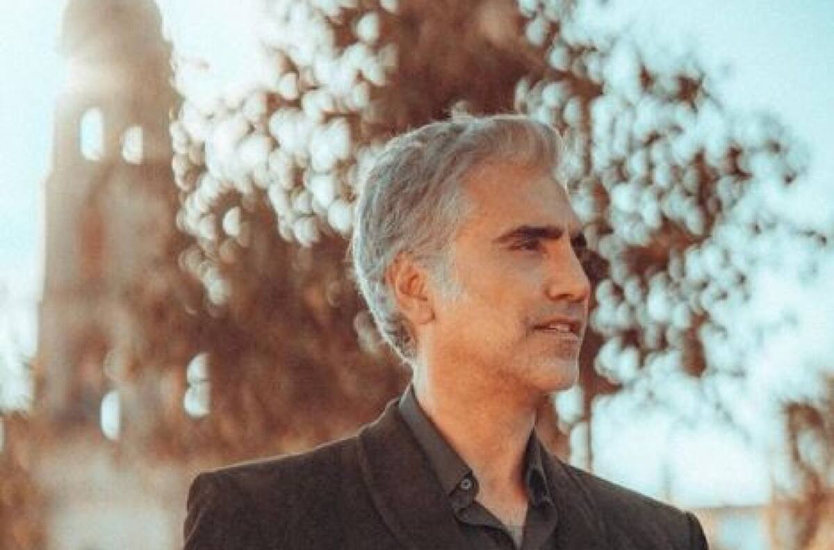 Alejandro Fernández enfundado en traje de charro para la nueva portada de "Vogue"