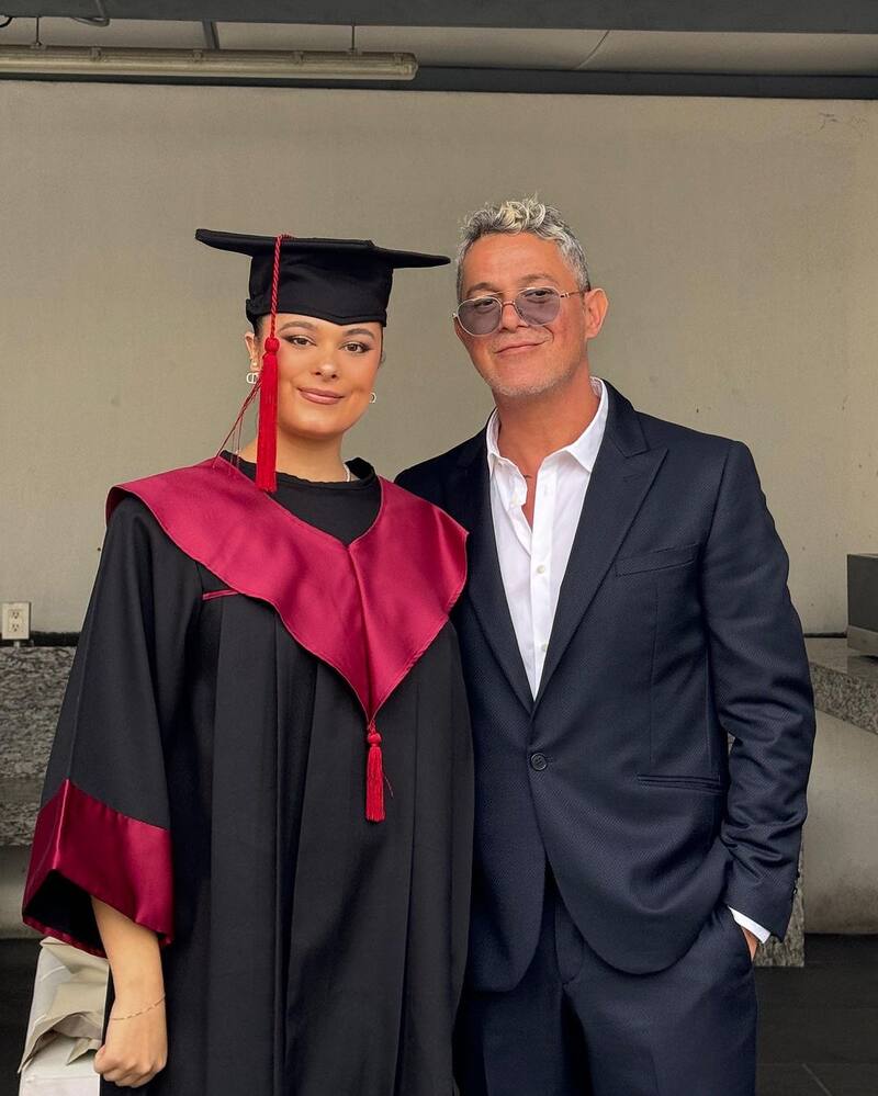 Alejandro Sanz junto a su hija Manuela Sánchez en su graduación.