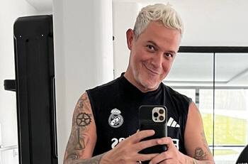 Alejandro Sanz causa sensación vestido de Papá Noel y muestra lo grande que están sus hijos