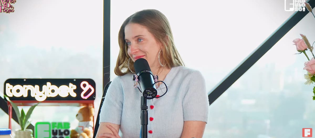 Emocionada con las palabras de su esposo. Foto: Reproducción.