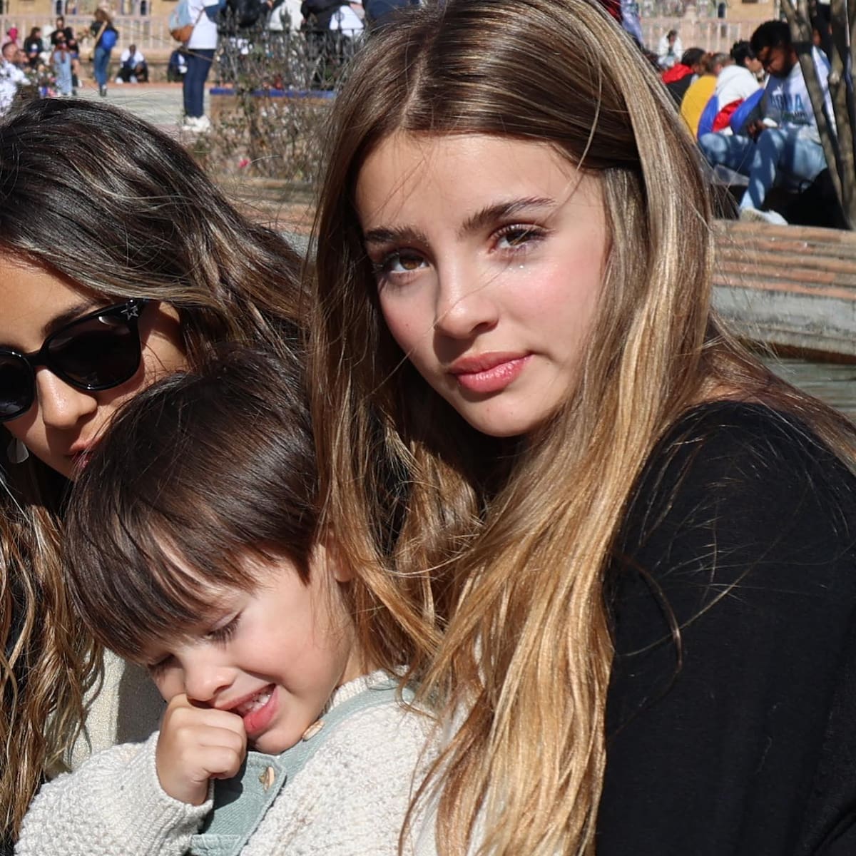 y su hermana menor