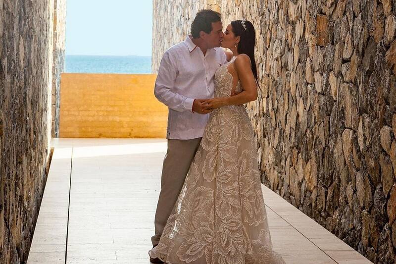 La ex de Alejandro Fernández se casó en la playa con Álvaro Favier.