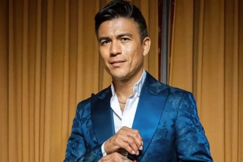 El cantante de cumbia impacta con trabajada figura.