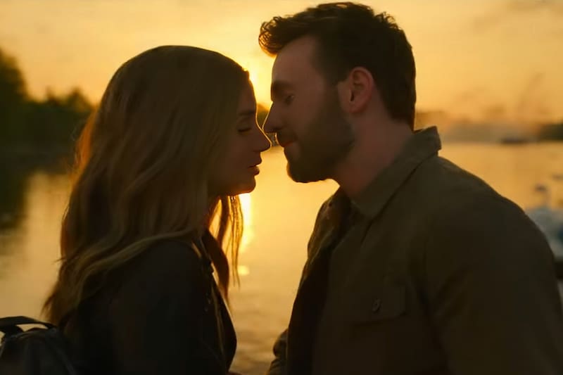 Ana de Armas y Chris Evans Los actores protagonizan "Ghosted" - Créditos: Captura de Pantalla