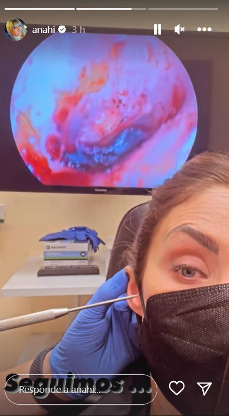 La cantante acude a revisión médica de su oído.