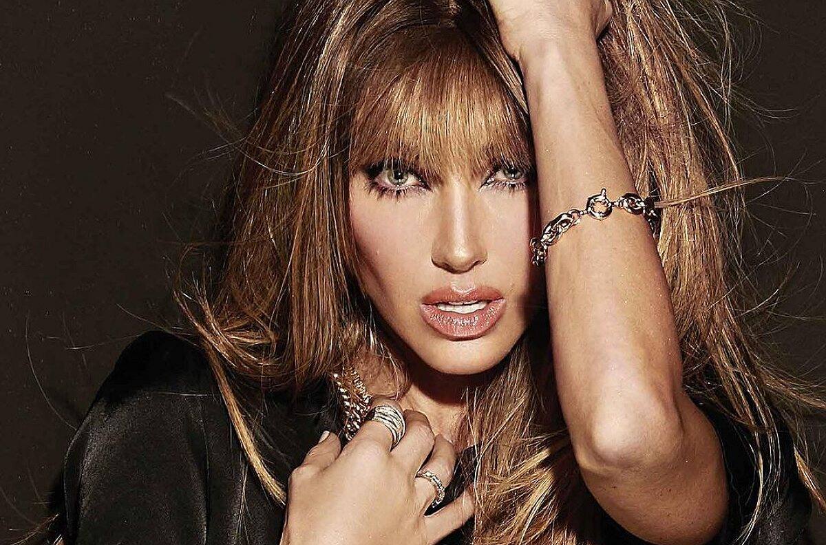 Anahí rompe en llanto al escuchar el nuevo tema de RBD