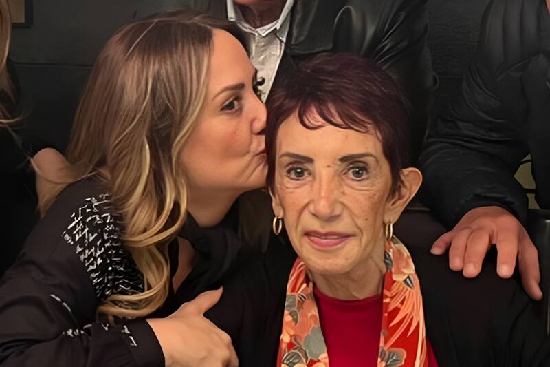 La conductora está de luto por la muerte de su madre, Isabel Martínez.