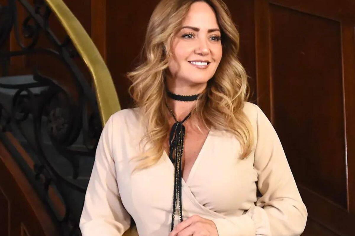 Andrea Legarreta demuestra que puede utilizar mini vestido a los 51 años