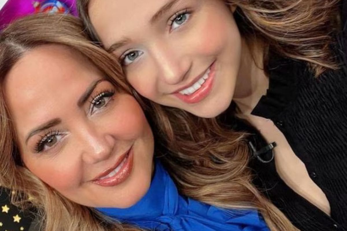 Andrea Legarreta aplaude el logra a la excelencia de su hija Nina Rubín