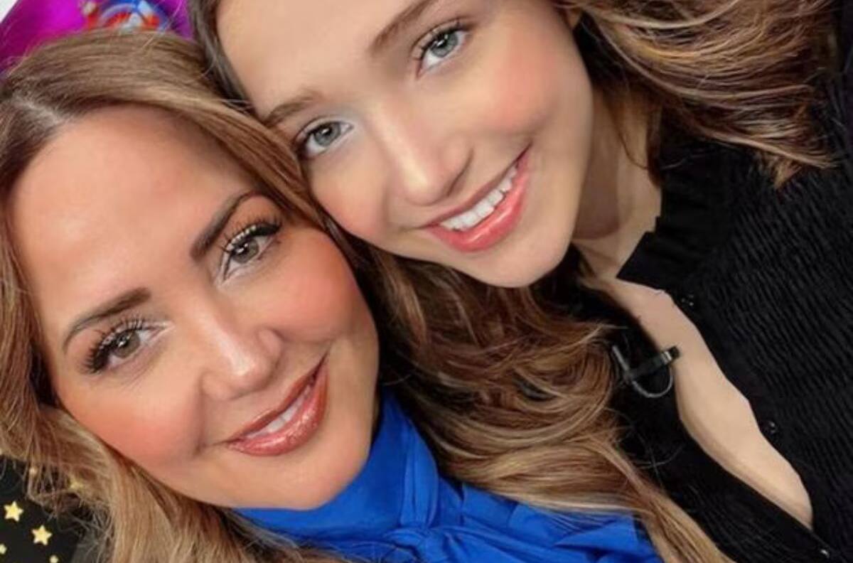 Andrea Legarreta aplaude el logro a la excelencia de su hija, Nina Rubín