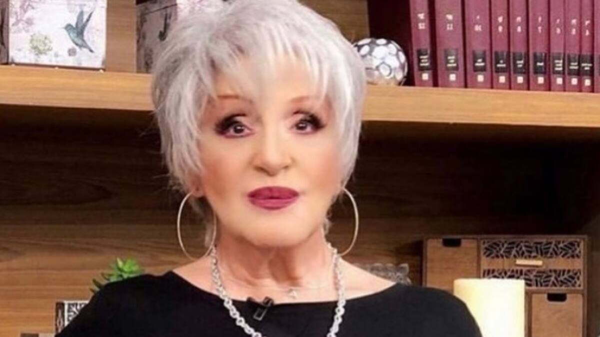 A Anel Noreña, ex de Jose José, sus "encantos" le hacen pasar un susto