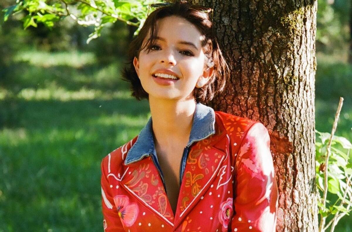 Ángela Aguilar muestra su lado glamuroso en sesión fotográfica para revista de moda