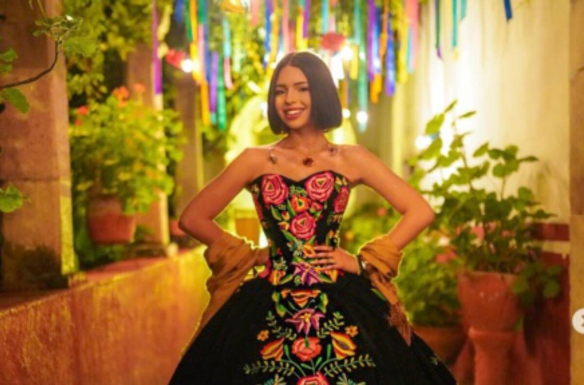 (FOTOS) Ángela Aguilar celebra sus 18 años y luce tremendo escote durante cena