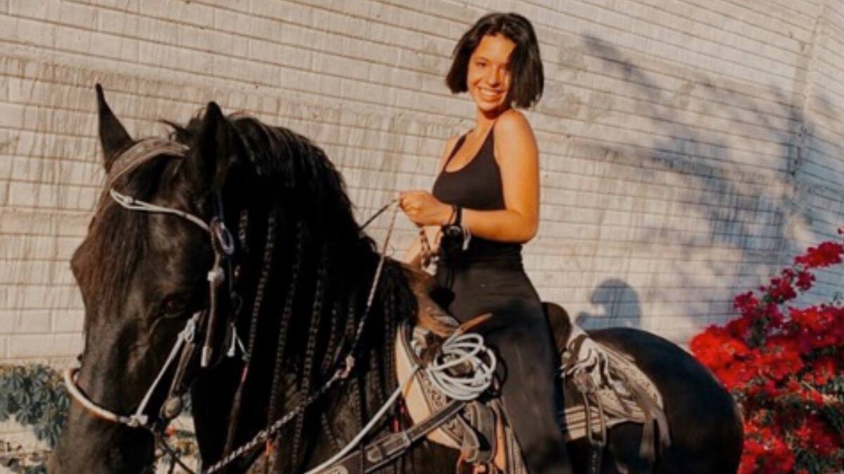 Mira cómo Ángela Aguilar tiene problemas al montar en caballo y es salvada por su hermano