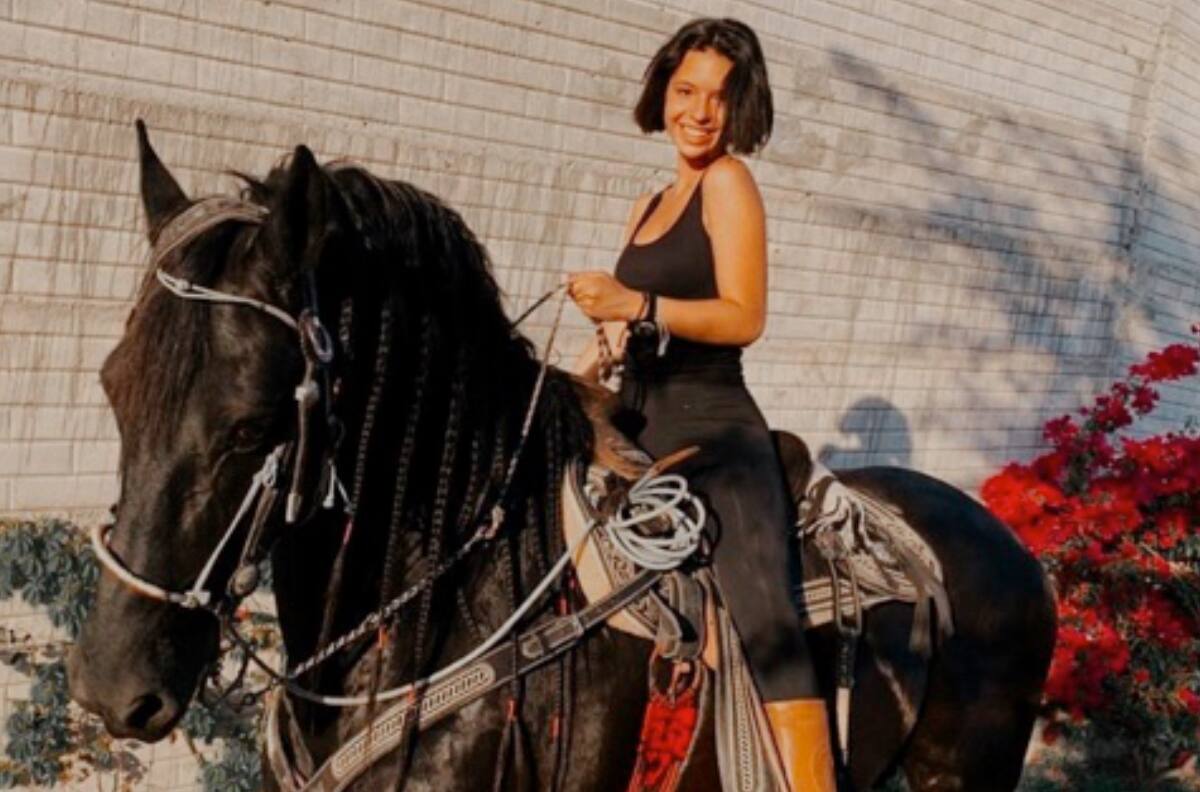 Mira cómo Ángela Aguilar tiene problemas al montar en caballo y es salvada por su hermano