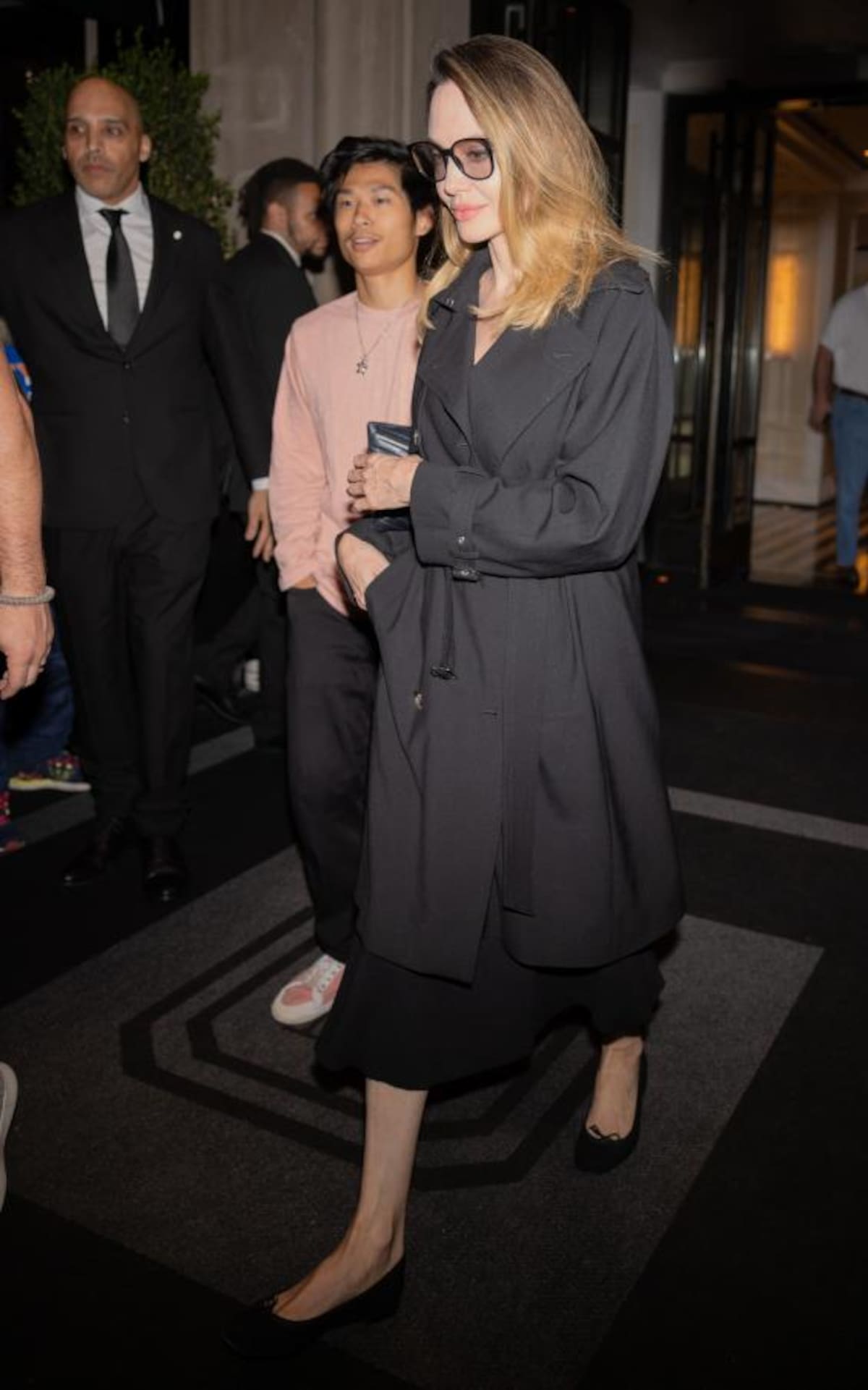 La actriz se dejó ver en Nueva York con su hijo Pax