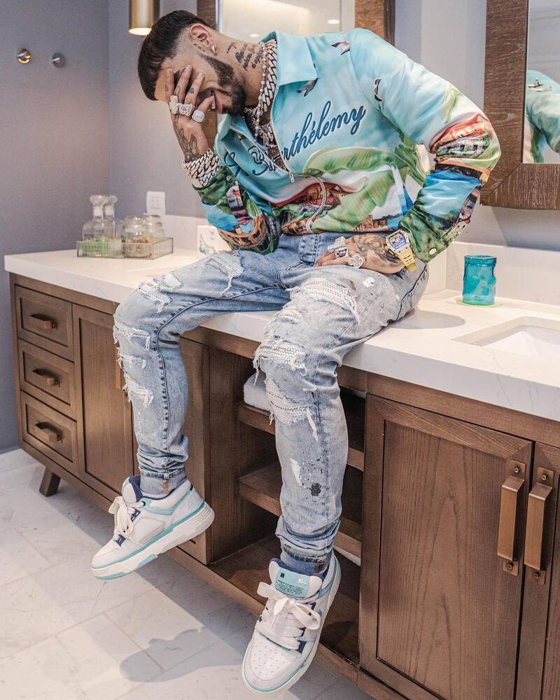 Anuel AA enfrenta demanda por incumplimiento de contrato.