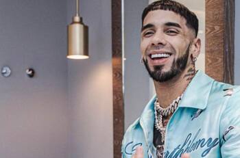 ¿Ya olvidó a Karol G? Anuel AA es captado besando a una mujer