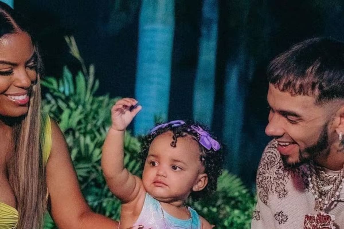 Ambos están acompañando a su hija en una poco común postal de los dos juntos.