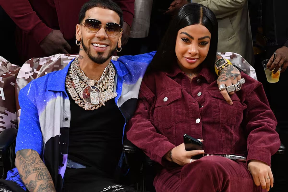 El cantante está acompañado de sus variopintas joyas.