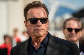¡Hasta la vista bache! Arnold Schwarzenegger se hace viral al arreglar su calle