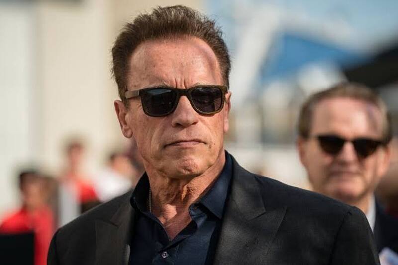 Arnold Schwarzenegger El actor de Hollywood puso manos a la obra para reparar una calle que llevaba más de tres meses con un enrome bache. - Créditos: Internet