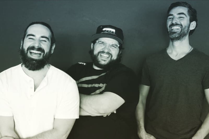 Con su tienda en linea colaboran con bandas como División Minúscula, Kinky, The Warning y Aleks Syntek, entre otros.