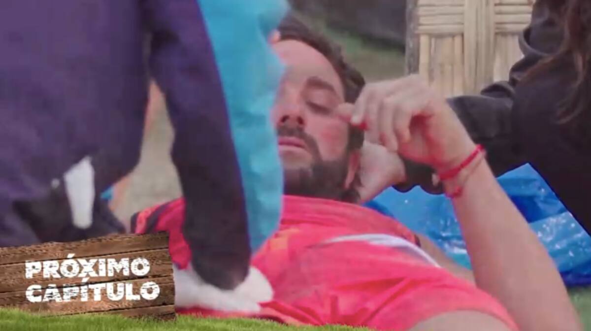 Arturo Longton sufrió una fuerte caída en "Tierra Brava" y tuvo que ser movilizado en camilla. Foto: Canal 13.