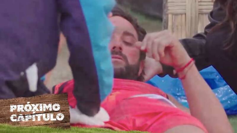 Arturo Longton sufrió una fuerte caída en "Tierra Brava" y tuvo que ser movilizado en camilla. Foto: Canal 13.