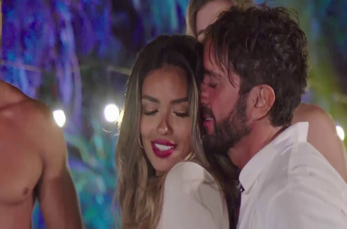 Los apasionados besos de Arturo Longton y Shirley Arica en el reality