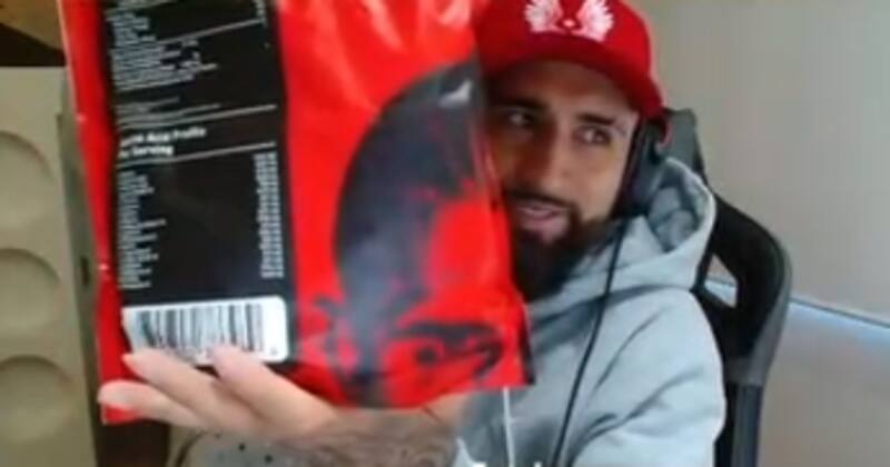 Arturo Vidal mostrando su nuevo proteína en Twitch