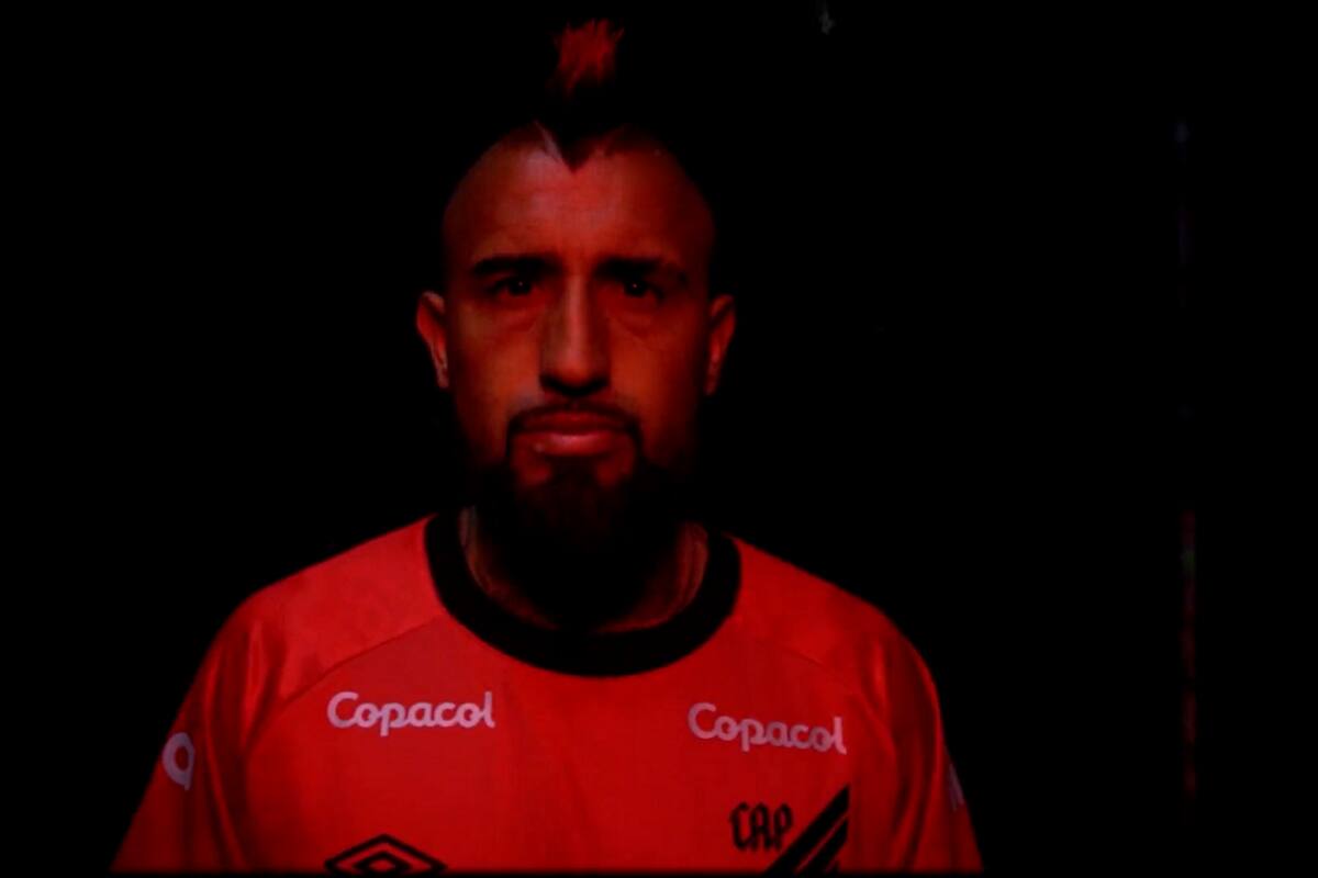 El mediocampista chileno fue presentado como nuevo jugador de Athletico Paranaense.