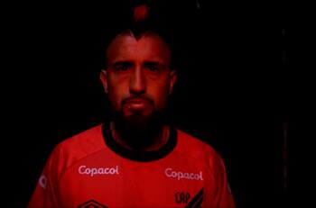 VIDEO | La novedosa presentación de Arturo Vidal en Athletico Paranaense al estilo Warzone