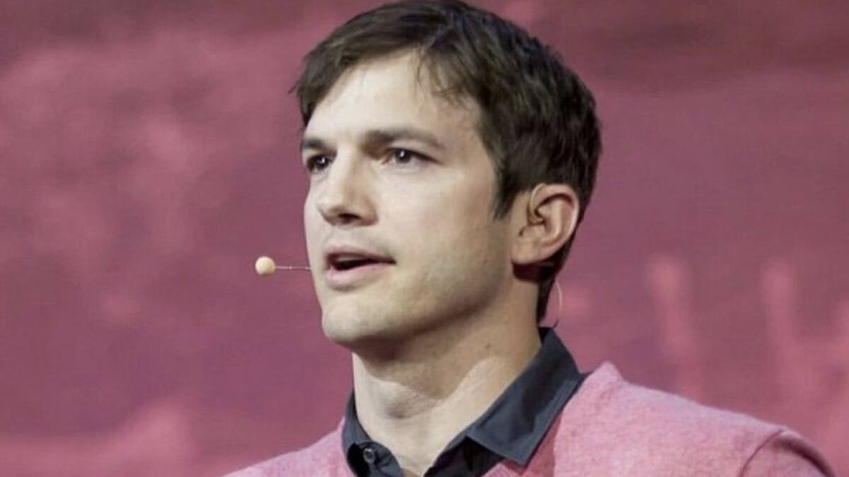Ashton Kutcher desiste en volar al espacio y Mila Kunis influyó en ello