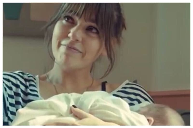 Asli Enver llamó a su primera hija Elay. La fotografía es parte de una representación dramática de una de sus series.