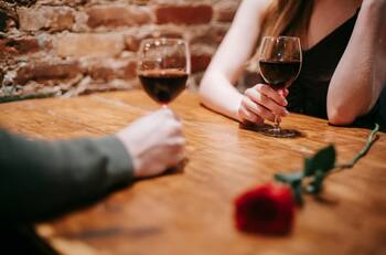 Descubre cuáles son los signos del Zodiaco más caballerosos en las citas