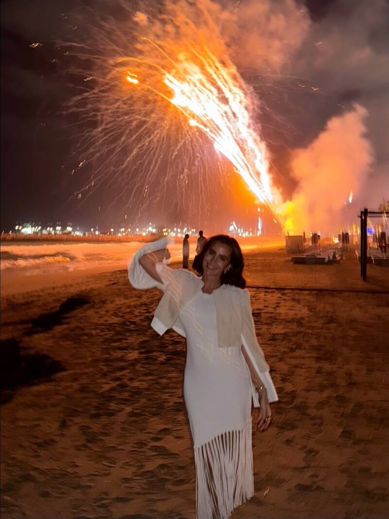 La modelo optó por un sobrio traje blanco.