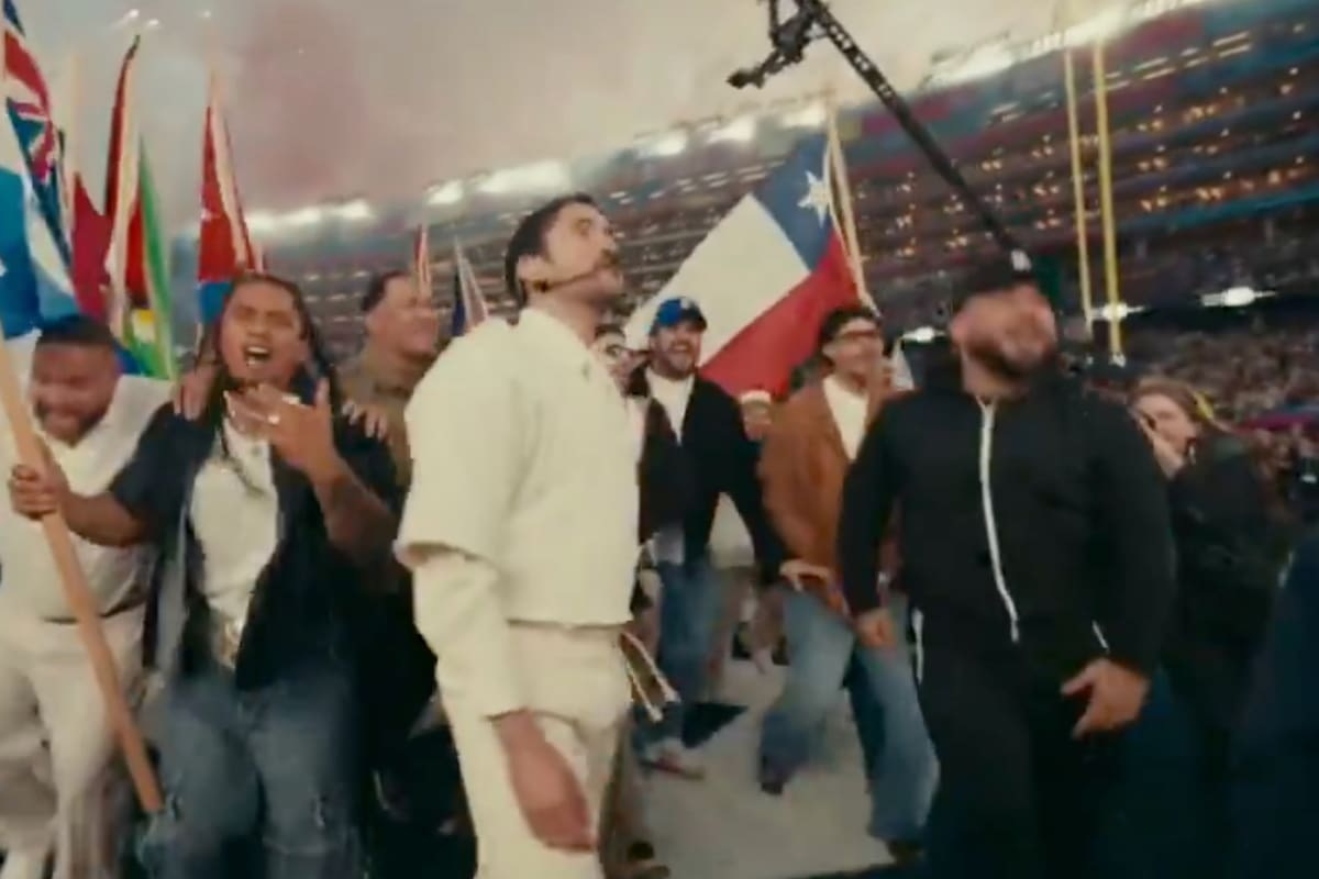 Y la bandera chilena en el final de su show. Foto: Captura