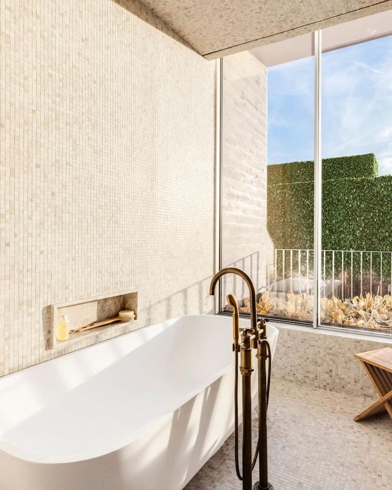 New York Post compartió más detalles y fotografías del lujoso penthouse que Bad Bunny y Kendall Jenner comparten desde que están juntos.