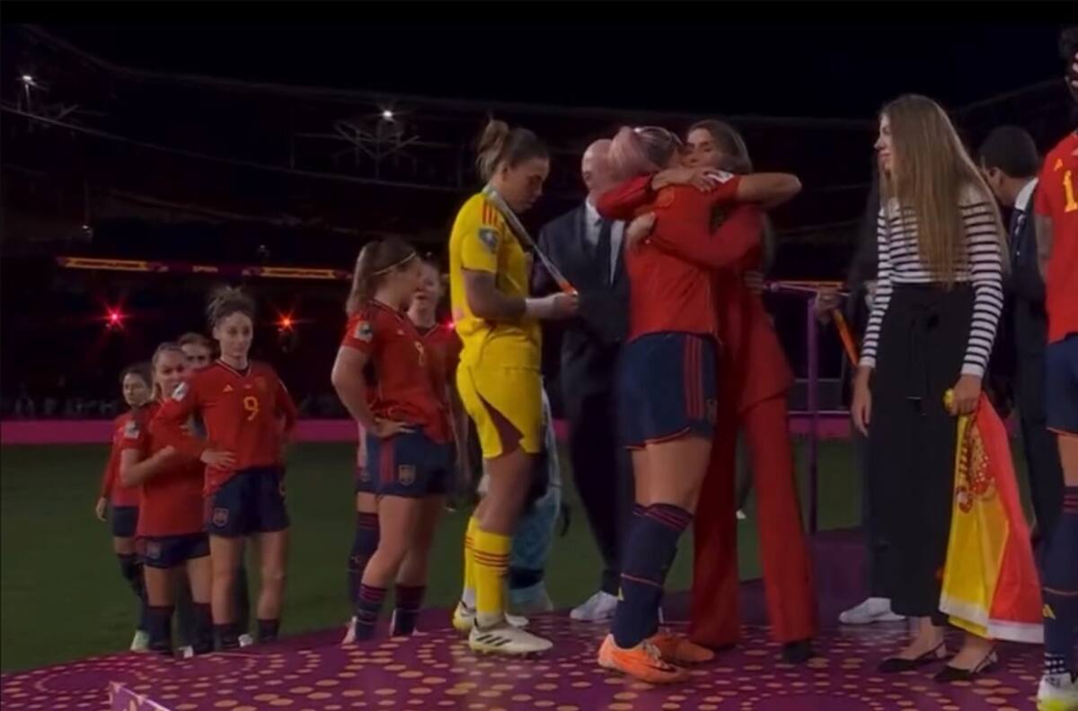 VIDEO | Polémica en España por beso del presidente de la Federación a figura de su Selección en pleno festejo