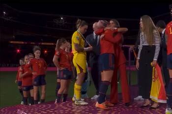 VIDEO | Polémica en España por beso del presidente de la Federación a figura de su Selección en pleno festejo