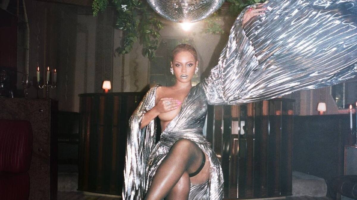 Bailarín salva a Beyoncé de sufrir un accidente con su escotado vestido